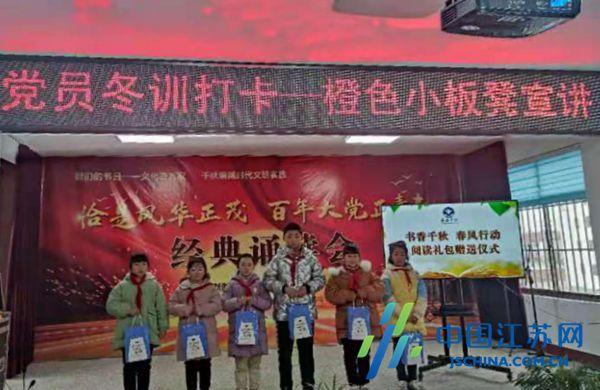 度假的时尚女孩